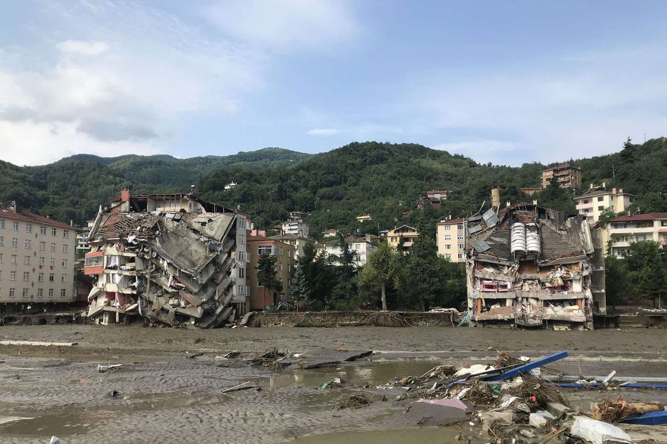 Batı Karadeniz'deki selde vefat edenlerin sayısı 81'e yükseldi Batı Karadeniz'deki selde vefat edenlerin sayısı 81'e yükseldi
